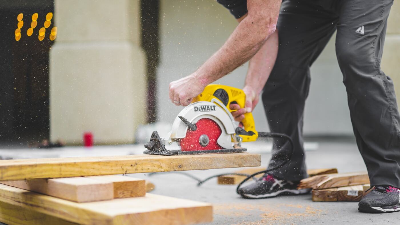 Cutting structural timber with a circular saw